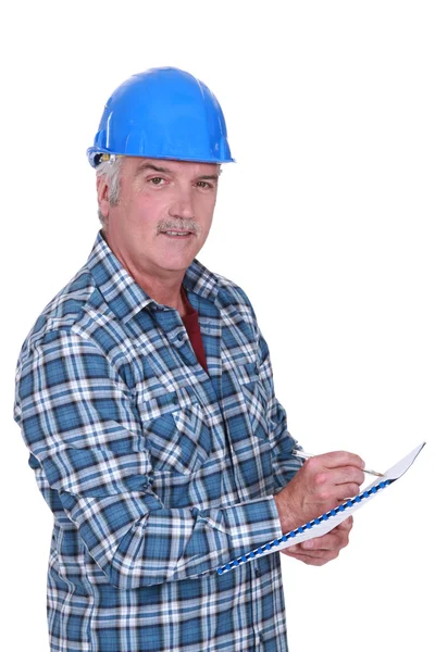 Contremaître de construction évaluant un employé — Photo