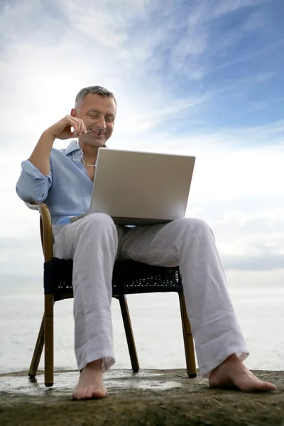 Mann außerhalb mit dem Internet verbunden — Stockfoto