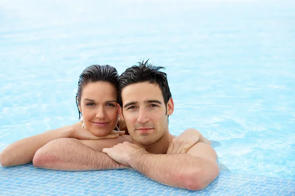 Retrato de una pareja junto a la piscina — Foto de Stock