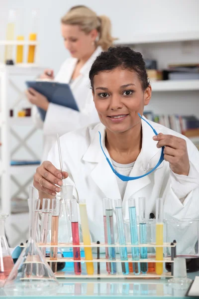 Dos mujeres ayudantes de laboratorio — Foto de Stock