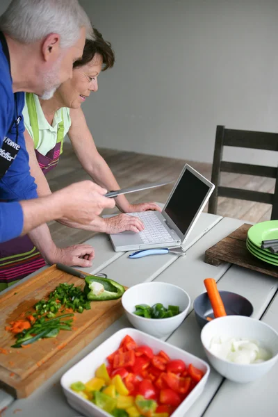Couple looking at a recipe on-line — Stock Photo, Image