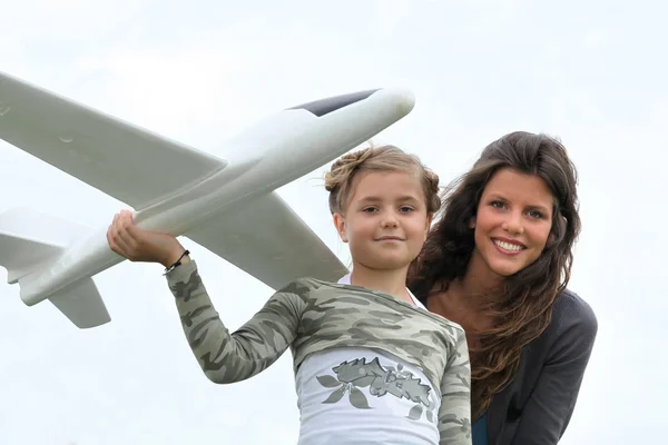 模型飛行機を持つ少女 — ストック写真