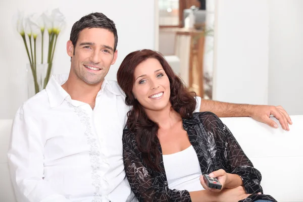 Casal assistindo televisão — Fotografia de Stock