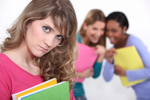 Estudante sendo intimidado por meninas — Fotografia de Stock