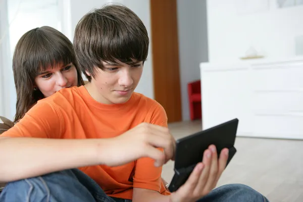 Teenagers playing a game — Stock Photo, Image