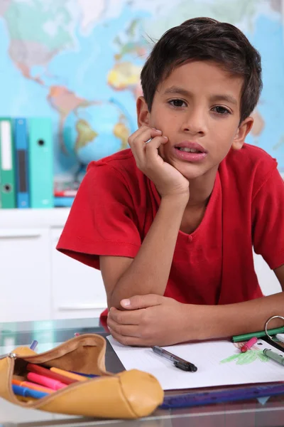 Маленький мальчик на школьном столе — стоковое фото