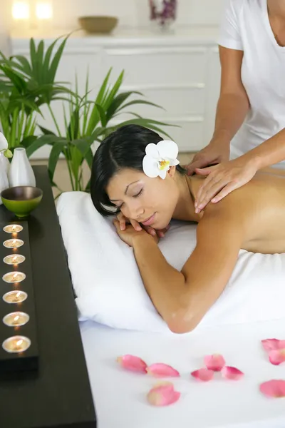 Donna che fa un massaggio — Foto Stock