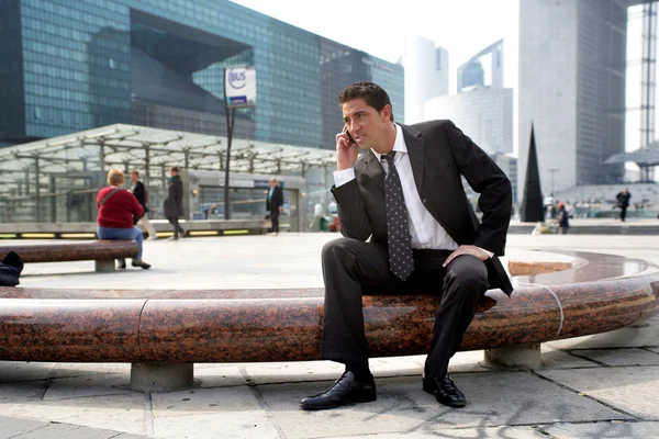 Affärsman på ett samtal i staden — Stockfoto