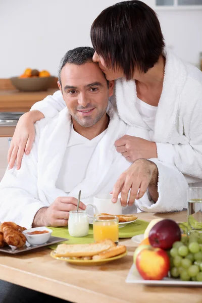 Couple petit déjeuner ensemble — Photo