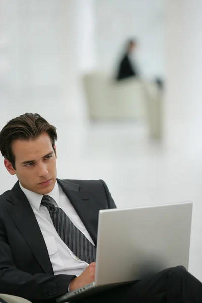 Empresario esperando pacientemente en el vestíbulo — Foto de Stock