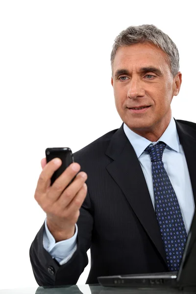Director sending text message on phone — Stock Photo, Image