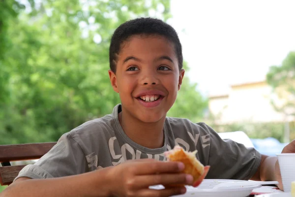 Kind frühstückt draußen — Stockfoto