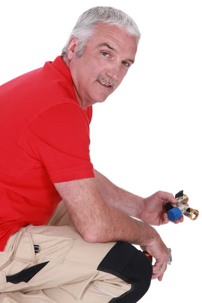 Mann mit einem Stück Klempner — Stockfoto