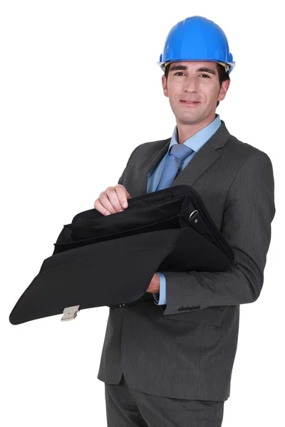 Uomo d'affari con il casco che apre la valigetta — Foto Stock