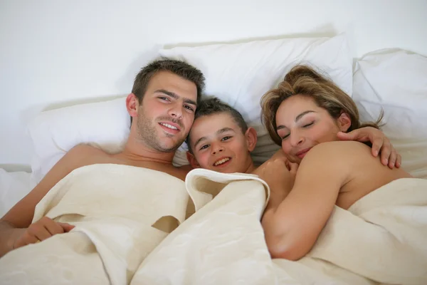 Padres e hijo en la cama — Foto de Stock