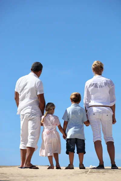 Familie aan het strand — Stockfoto