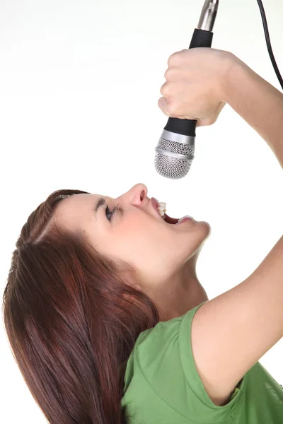 Frau brüllt in ein Mikrofon — Stockfoto