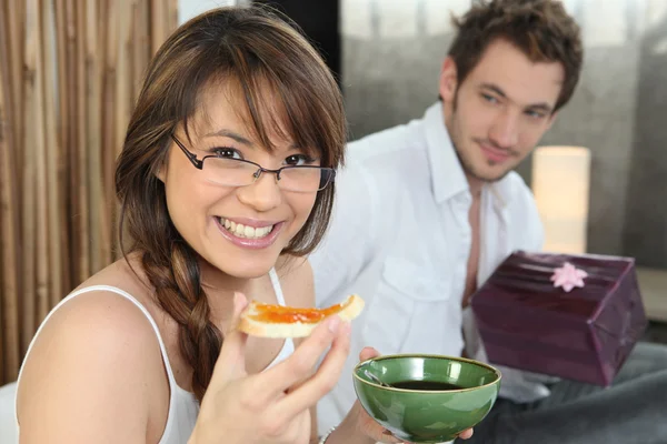 Mann bietet Freundin beim Frühstück Geschenk an — Stockfoto