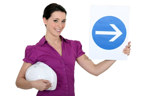 Mujer con signo de obligación de girar a la derecha — Foto de Stock