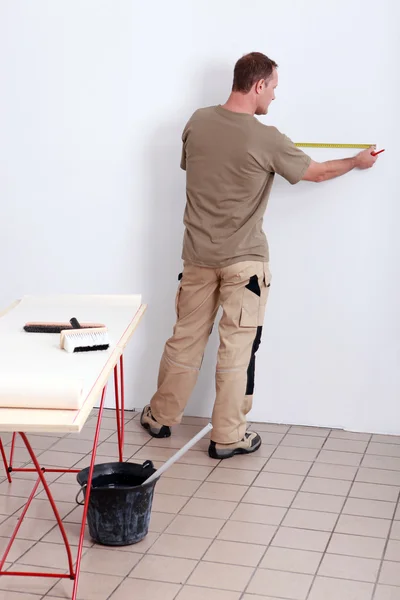 Homme mesurant mur — Photo