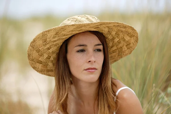 Женщина в песчаной дюне — стоковое фото