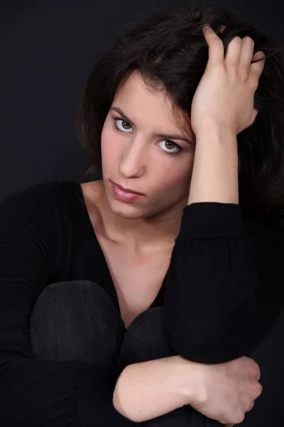 Fiatal nő néz szomorú — Stock Fotó