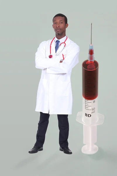 Medische professionele staande naast een naald — Stockfoto