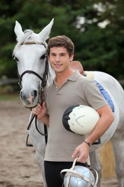 Adolescent garçon debout avec cheval — Photo