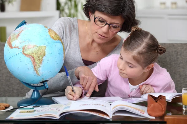 Madre enseñando geografía hija — Foto de Stock