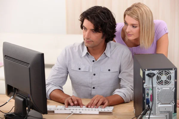 Paar sucht Computer — Stockfoto