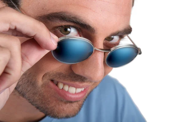 Homme portant des lunettes de soleil — Photo