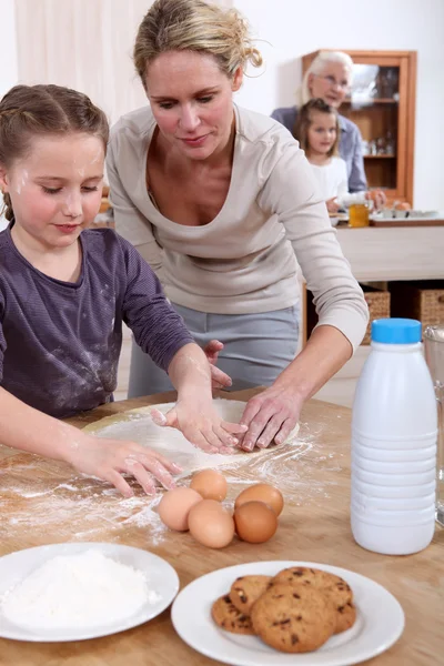Mother baking with her daughter — Stock Photo, Image