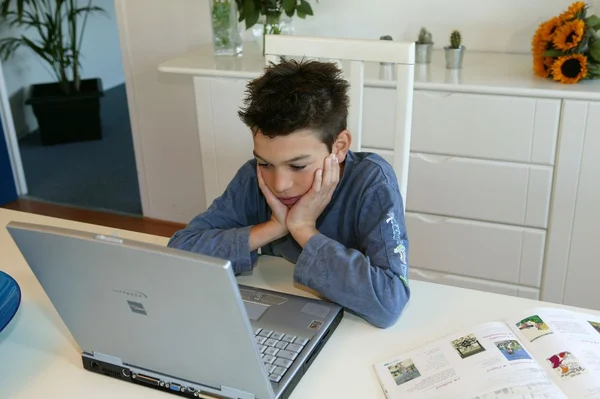 Niño usando un ordenador portátil —  Fotos de Stock