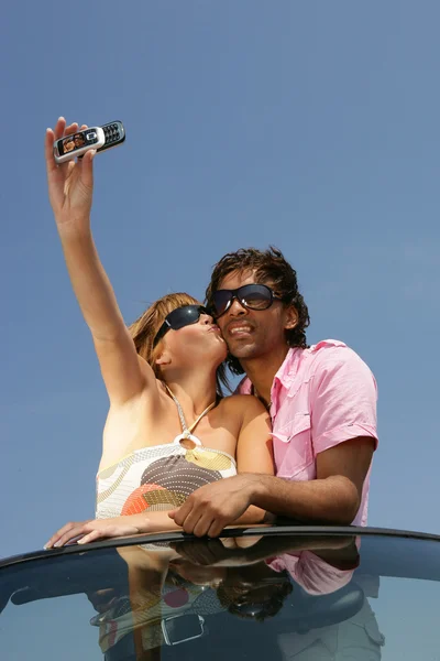 Couple prenant un autoportrait avec un caméraphone — Photo