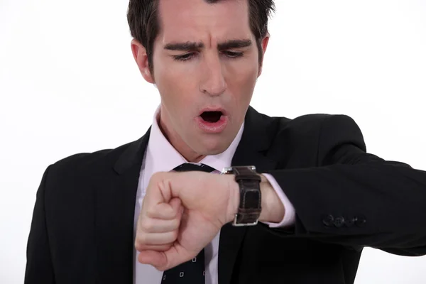Uomo d'affari in fretta guardando il suo orologio — Foto Stock