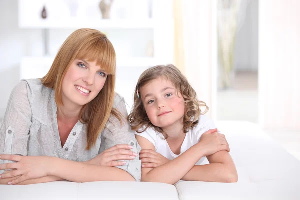 Mor och dotter på soffan — Stockfoto