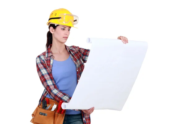 Trabajadora de la construcción mirando planes —  Fotos de Stock