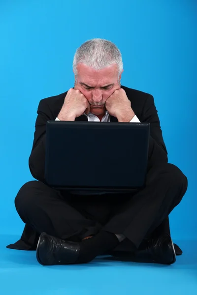 Empresário de meia-idade confuso com laptop — Fotografia de Stock