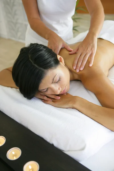 Mujer teniendo un masaje —  Fotos de Stock
