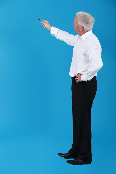 Hombre señalando a un objeto invisible — Foto de Stock