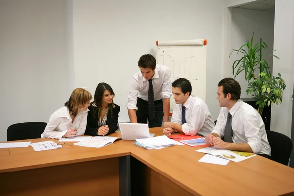 Företagare med ett möte i ett styrelserum — Stockfoto