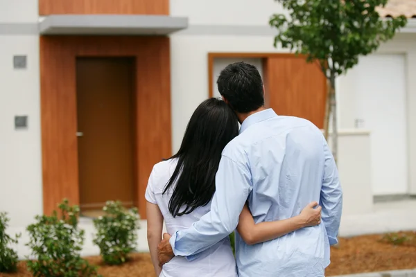 Пара смотрит на свой новый дом — стоковое фото