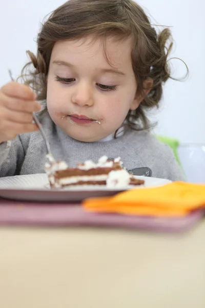 Küçük kız pasta yiyor. — Stok fotoğraf