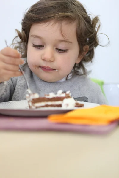 Ragazzina mangiare torta — Foto Stock