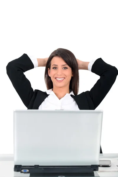 Geschäftsfrau saß am Schreibtisch vor dem Computer — Stockfoto