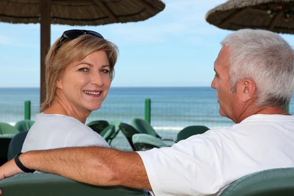 情侣在海滩咖啡馆 — 图库照片