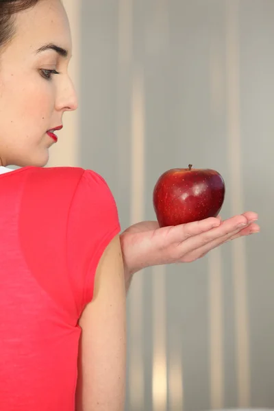 Молодая женщина с яблоком в руке — стоковое фото
