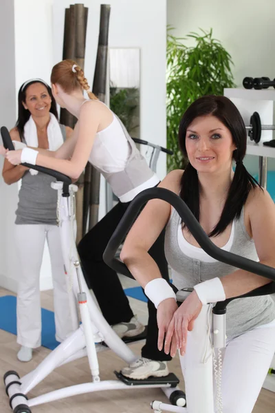 Kvinnor använder gymutrustning — Stockfoto