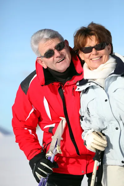 Mayor pareja de esquí en una montaña — Foto de Stock