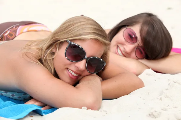 Duas meninas adolescentes tomando banho de sol — Fotografia de Stock